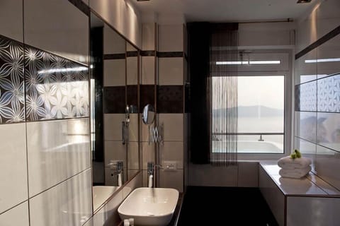 Suite (Venus) | Bathroom | Combined shower/tub, jetted tub, eco-friendly toiletries, hair dryer