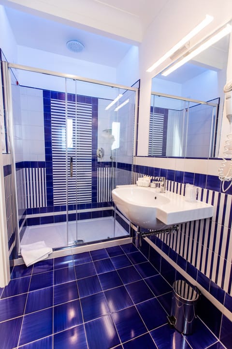 Standard Double Room, Garden View | Bathroom | Shower, rainfall showerhead, hair dryer, bathrobes