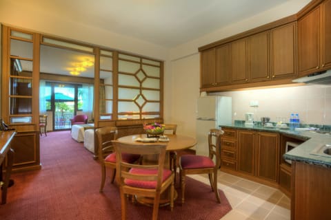 Executive Suite | Private kitchen | Coffee/tea maker, electric kettle