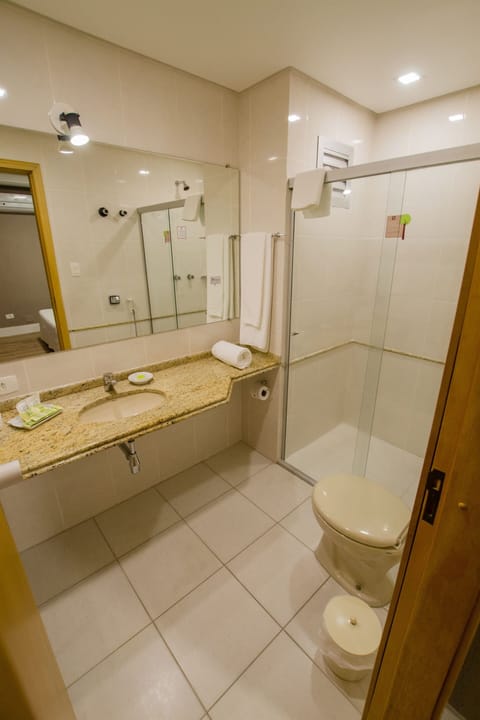 Suite Triplo Twin | Bathroom | Shower, free toiletries, hair dryer, towels