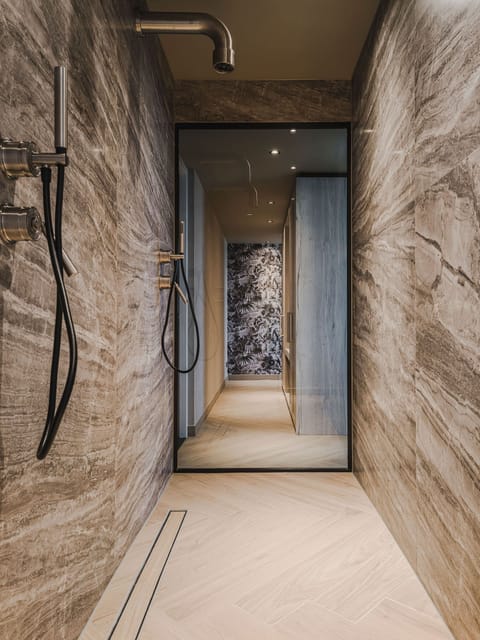 Fitness Suite | Bathroom | Separate tub and shower, deep soaking tub, rainfall showerhead