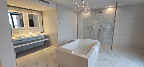 Bruidssuite | Bathroom | Separate tub and shower, deep soaking tub, rainfall showerhead