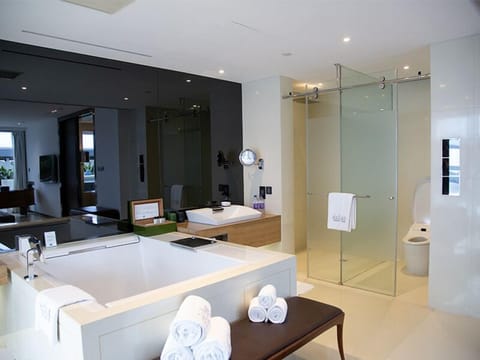 Deluxe Lagoon Suite | Bathroom | Separate tub and shower, jetted tub, rainfall showerhead