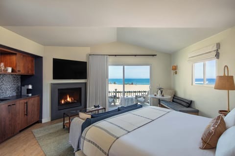 Deluxe Room, 1 King Bed, Oceanfront | Egyptian cotton sheets, premium bedding, down comforters, pillowtop beds