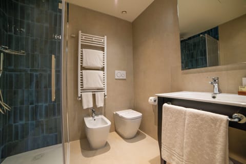 Business Double Room | Bathroom | Free toiletries, hair dryer, slippers, bidet