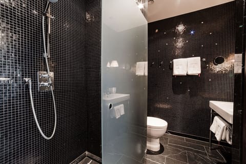 Double Room Regular | Bathroom | Designer toiletries, hair dryer, slippers, towels