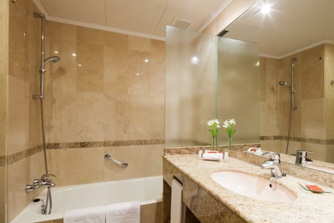 Junior Suite | Bathroom | Combined shower/tub, deep soaking tub, free toiletries, hair dryer