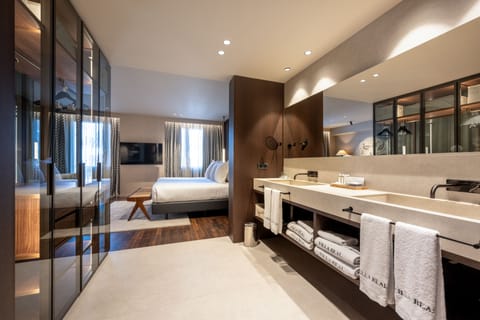 Grand Suite | Bathroom | Jetted tub, free toiletries, hair dryer, bathrobes