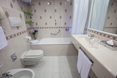 Combined shower/tub, free toiletries, hair dryer, bidet