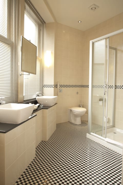 Executive Room, 1 Double Bed, Non Smoking | Bathroom | Combined shower/tub, free toiletries, hair dryer, towels