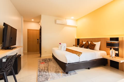 Golden Room (Non-smoking) | In-room safe, desk, iron/ironing board, free WiFi