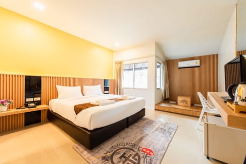 Deluxe Room (Non-smoking) | In-room safe, desk, iron/ironing board, free WiFi