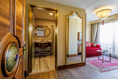 Premium Suite | Living area | 40-inch flat-screen TV with satellite channels, TV, Netflix