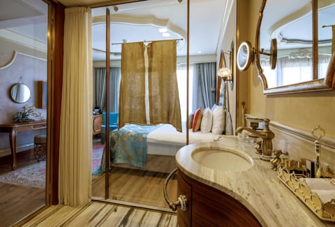 Luxury Room, Terrace | Bathroom | Shower, hair dryer, bathrobes, slippers