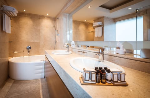 Executive Suite | Bathroom | Free toiletries, hair dryer, bathrobes, slippers