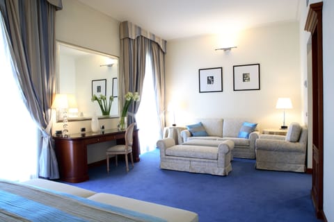 Junior Suite | Premium bedding, minibar, in-room safe, desk