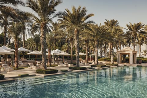 4 outdoor pools, free cabanas, pool umbrellas