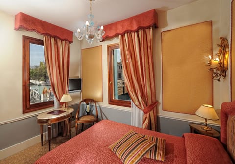 Double Room, Canal View (Small) | Minibar, in-room safe, desk, free WiFi