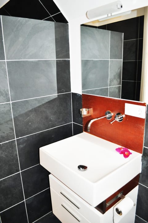 One Bedroom Apartment | Bathroom | Shower, rainfall showerhead, free toiletries, hair dryer