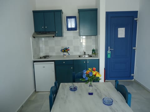 Apartment | Private kitchen | Mini-fridge, stovetop, coffee/tea maker, cookware/dishes/utensils