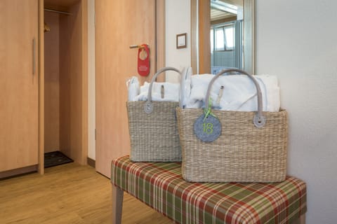 Family Room | Living area | 80-cm flat-screen TV with cable channels, TV