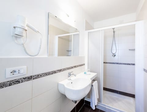 Superior Double or Twin Room | Bathroom | Shower, free toiletries, hair dryer, bidet