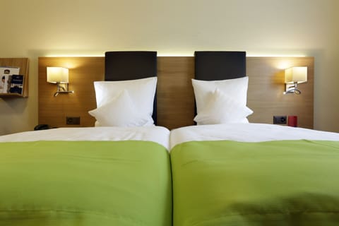 Standard Room, 2 Twin Beds | Premium bedding, minibar, in-room safe, laptop workspace