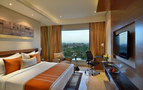 Business Room | Down comforters, memory foam beds, minibar, in-room safe