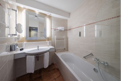 Deluxe Double Room, Balcony | Bathroom | Free toiletries, hair dryer, towels