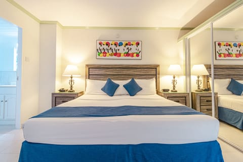 Deluxe Room, 2 Twin Beds, Partial View | 1 bedroom, premium bedding, in-room safe, individually decorated