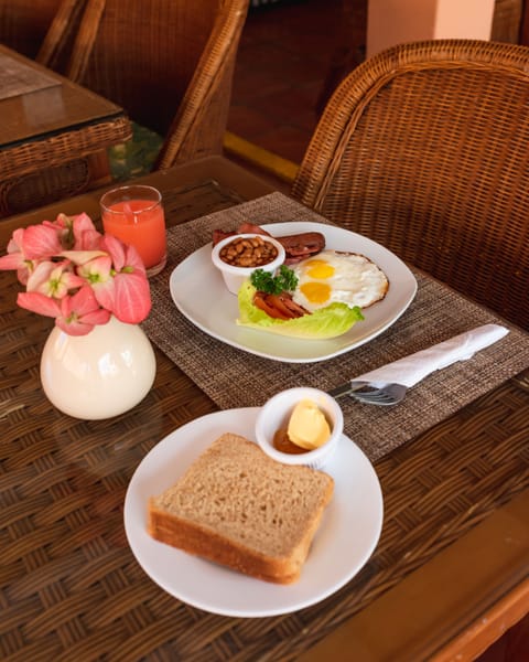 Daily cooked-to-order breakfast (USD 15 per person)