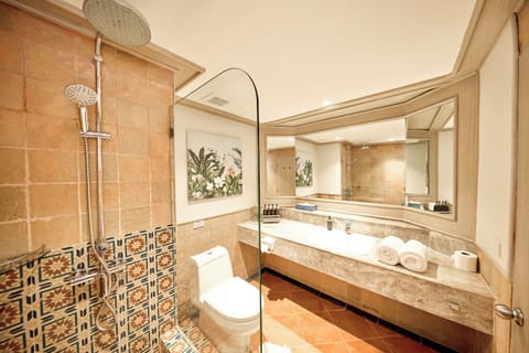 Seaview Suite | Bathroom | Shower, rainfall showerhead, designer toiletries, hair dryer