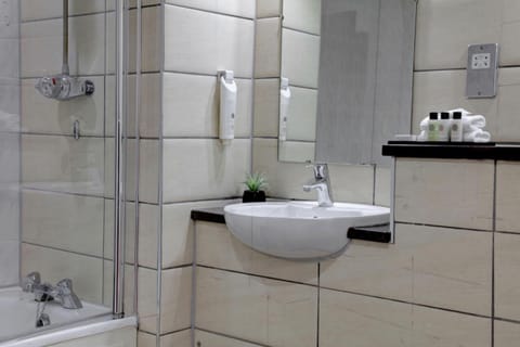 Executive King Suite | Bathroom | Combined shower/tub, free toiletries, hair dryer, towels