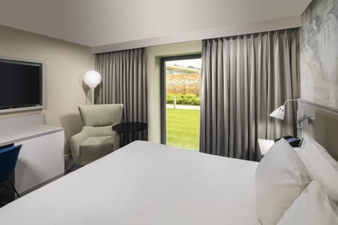 Superior Room, 1 King Bed | Minibar, in-room safe, desk, blackout drapes