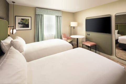 Twin Room | Minibar, in-room safe, desk, blackout drapes