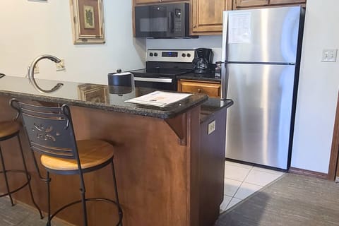 Deluxe Whirlpool One Bedroom City View | Private kitchen | Microwave, toaster
