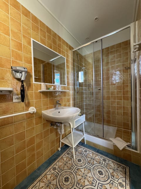 Comfort Double Room, Terrace, Sea View | Bathroom | Shower, hair dryer, towels