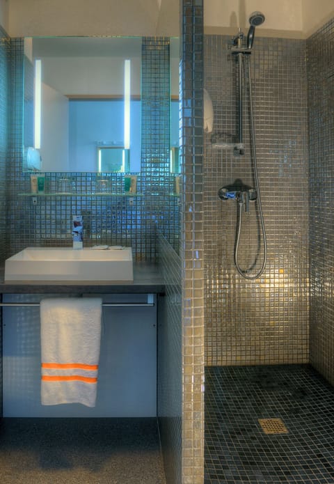 Combined shower/tub, hair dryer, towels