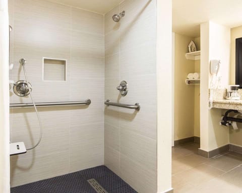 Room, 1 Queen Bed, Accessible, Non Smoking | Bathroom | Hair dryer, towels
