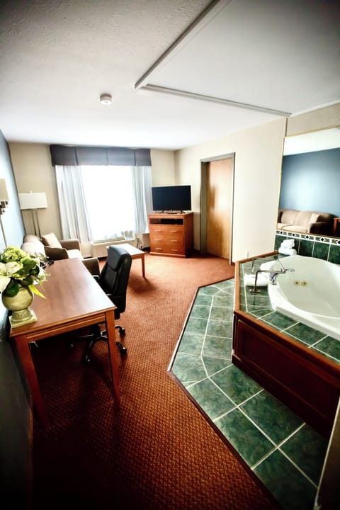 Suite, 1 Bedroom, Non Smoking (1 King Bed) | Premium bedding, down comforters, laptop workspace, blackout drapes