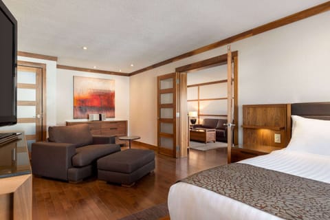 Suite, 1 King Bed, Non Smoking (Lordon) | Premium bedding, minibar, desk, iron/ironing board