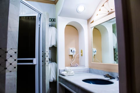 Standard Room, 1 King Bed | Bathroom | Shower, hair dryer, towels