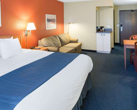 Suite, 1 King Bed, Non Smoking | In-room safe, desk, laptop workspace, iron/ironing board