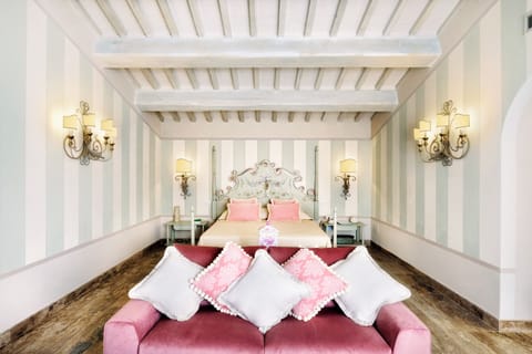 Junior Suite | Premium bedding, in-room safe, individually decorated