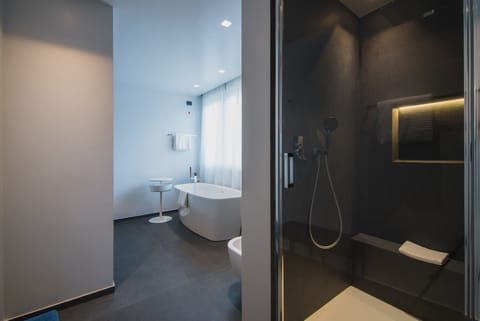 Suite | Bathroom | Combined shower/tub, free toiletries, hair dryer, bathrobes