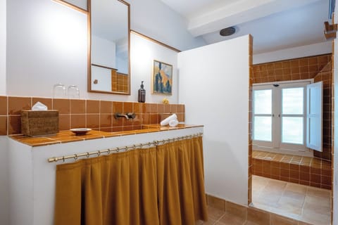 Family Suite | Bathroom | Shower, free toiletries, hair dryer, bathrobes