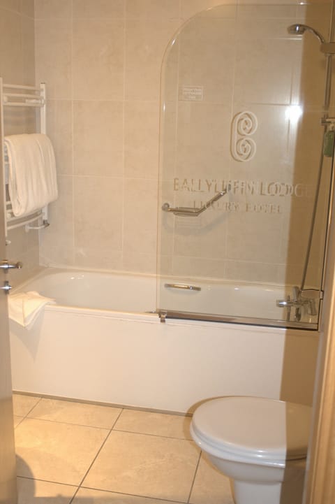 Combined shower/tub, free toiletries, hair dryer, towels