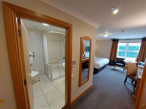 Standard Double Room, 1 Queen Bed, Accessible | Bathroom | Combined shower/tub, free toiletries, hair dryer, towels