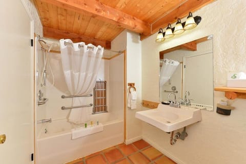 Combined shower/tub, free toiletries, hair dryer, towels