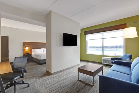 Studio Suite, 1 King Bed | In-room safe, desk, laptop workspace, blackout drapes